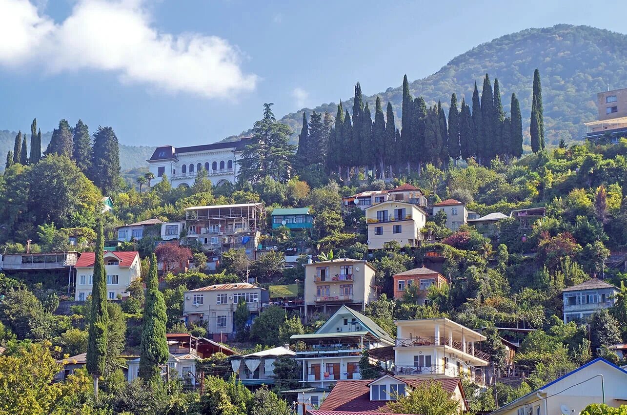 Железная дорога адлер сухум. Гагры абхазия руины. Инфраструктура абхазии. Инфраструктура абхазии. Дом старая гагра.