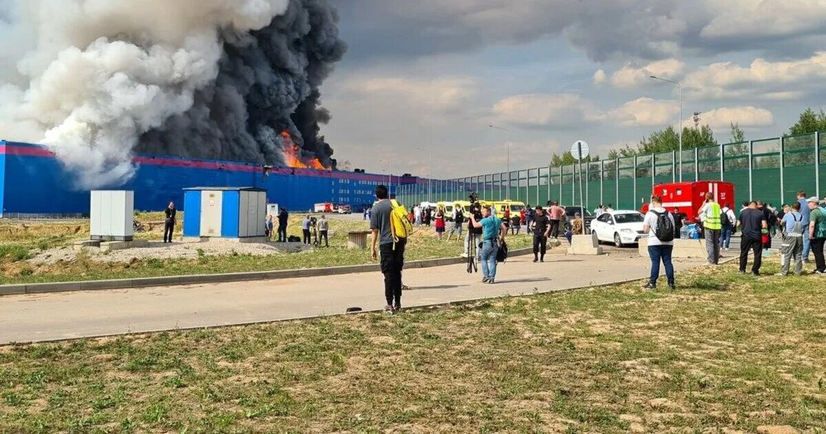Озон сгорел в москве. Пожар. Горящий озон. Пожар на складе озон в подмосковье. Сгоревший склад озон сейчас.
