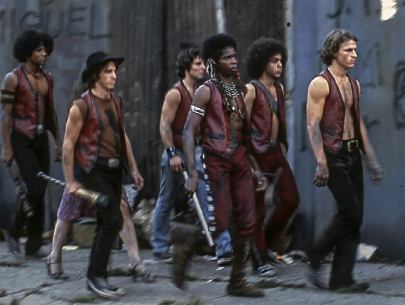 The warrior dissatisfied with everyone. Воины 1979 the warriors. воины фильм 1979. фильм варриорс 1979. warriors 1979 банды.