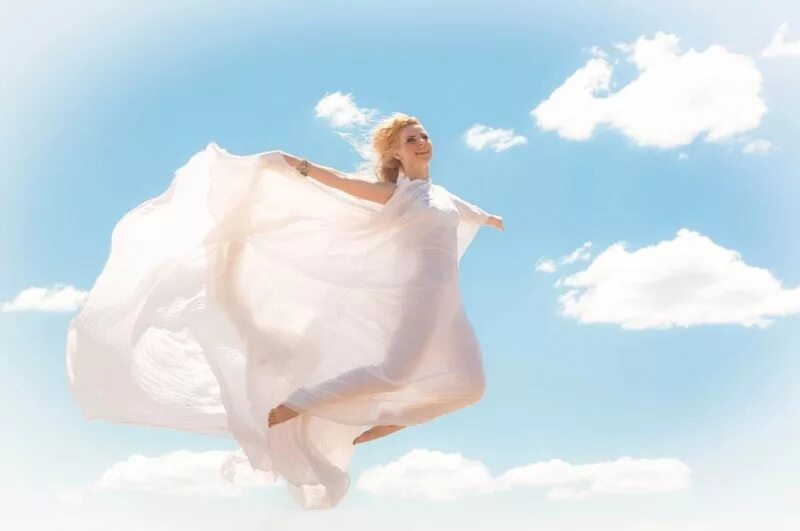 Парить картинка. Девушка парит в небе. Летать в облаках. Женщина в облаках. Облака и блондинка.