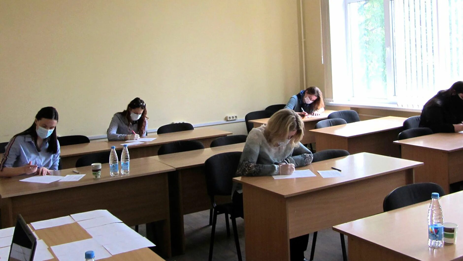 Вступительные экзамены. Работа для студентов. Студенты в аудитории. Тиу экзамен. Архид тюмень.