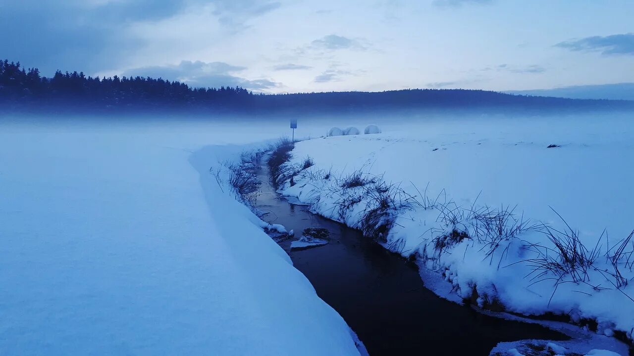 Холодное озеро. Холодная река. На реках холода. Обои холодная река.