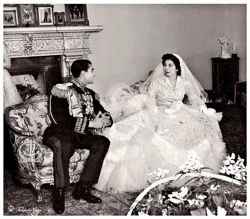 Сорайя пехлеви свадьба. Шах реза пехлеви и его жены. Жены шаха ирана мохаммеда реза пехлеви. Сорайя пехлеви и шах ирана. Сорайя пехлеви свадьба.