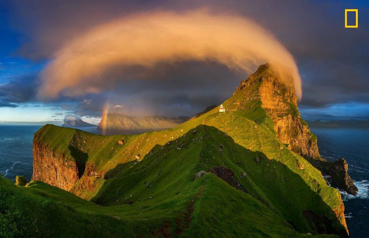 Маяк Маяк Каллур, Фарерские острова. Фарерские острова природа. Фарерские острова скалы. Остров Кальсой.