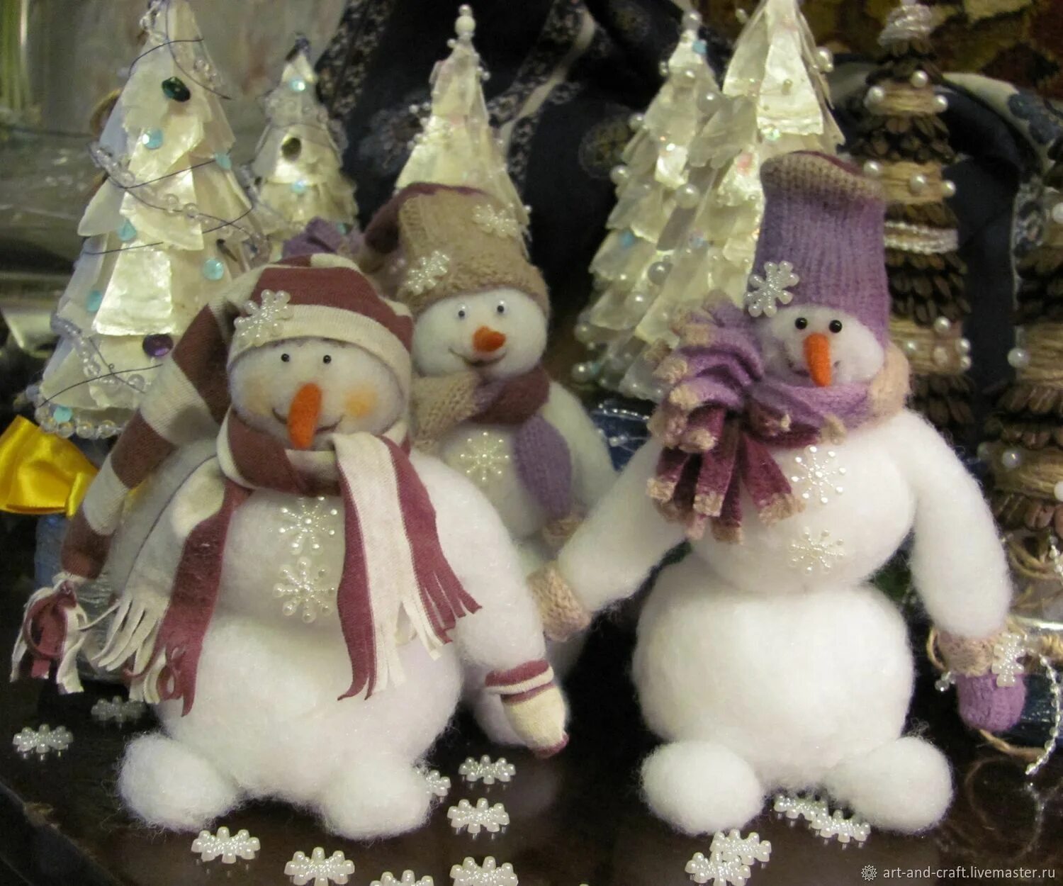 Снеговик из ваты. Объемный снеговик из синтепона. Поделки из синтепона в садик. Объемный снеговик из синтепона. Мастер класс веселый снеговик.