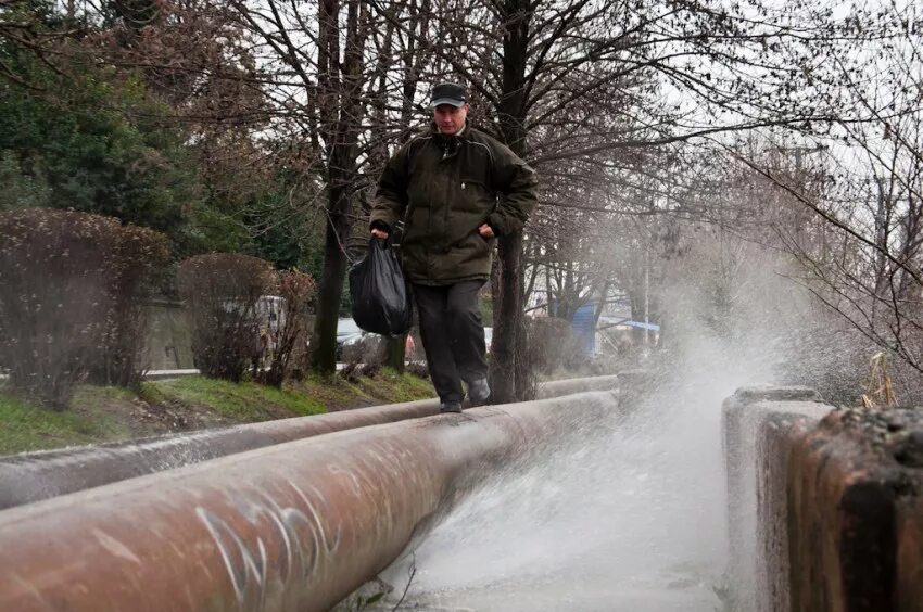 Прорвало трубу. Прорыв трубы. Прорыв трубы в квартире. Прорыв трубы зимой. К чему снится прорвало воду