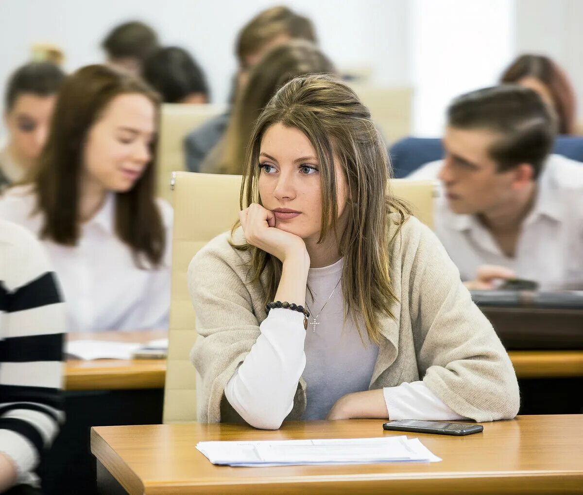 В каком вузе учиться. Студенты в вузе. Девушка в университете. Студентка вуза. Девушка на учебе.