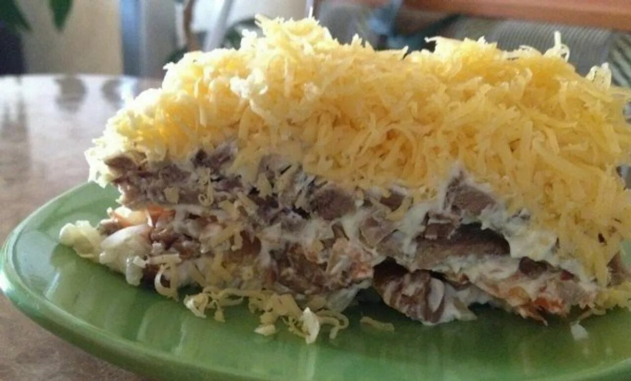 Салат с филе грибами сыром. Салат белая ночь. салат с жареными грибами и чипсами. салат с грудкой,жареными грибами,яйцами и сыром слоями. салат с грибами шампиньонами жареными и чипсами слоями.