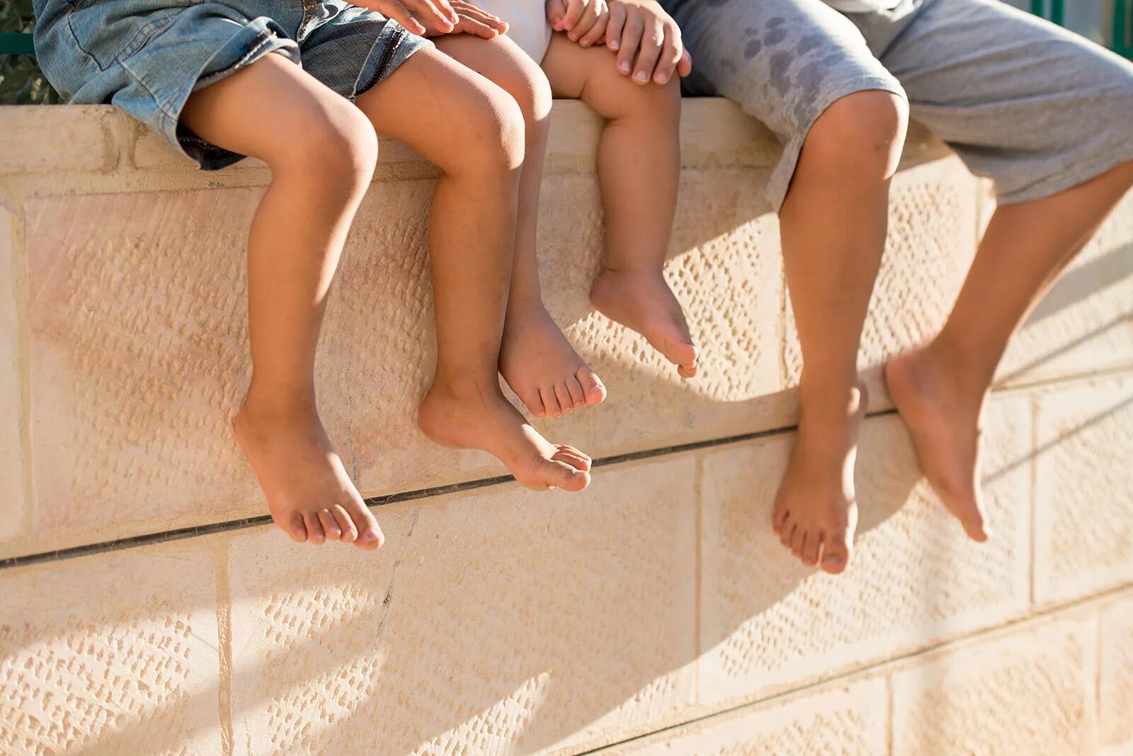 ноги мальчика. ступни мальчиков. виктор ян feet. мальчики ступни ног. стопы мальчика.