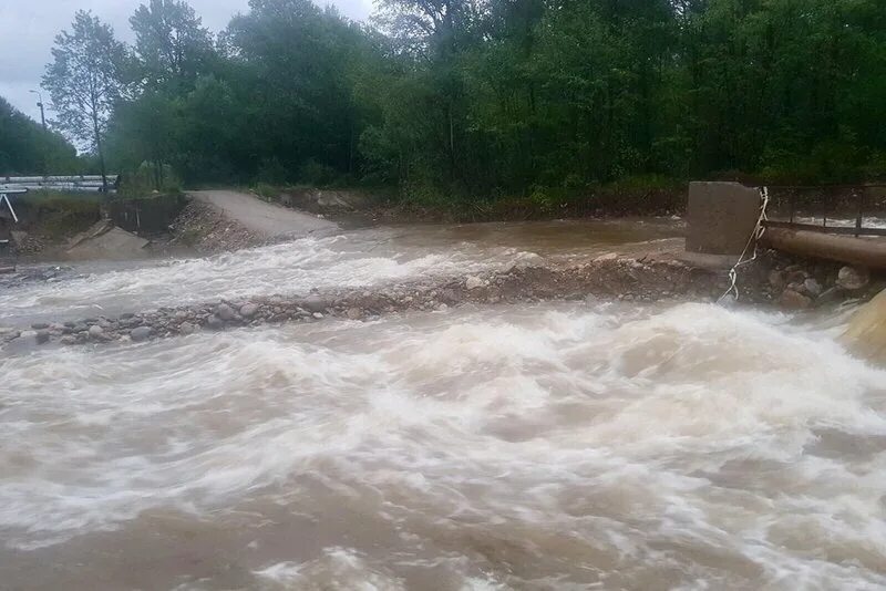 Обрушивается поток воды. Мост Байкальск Солзан. Поселок Солзан Байкальск. Мост через реку Солзан Байкальск. Смыло мост в Байкальске.