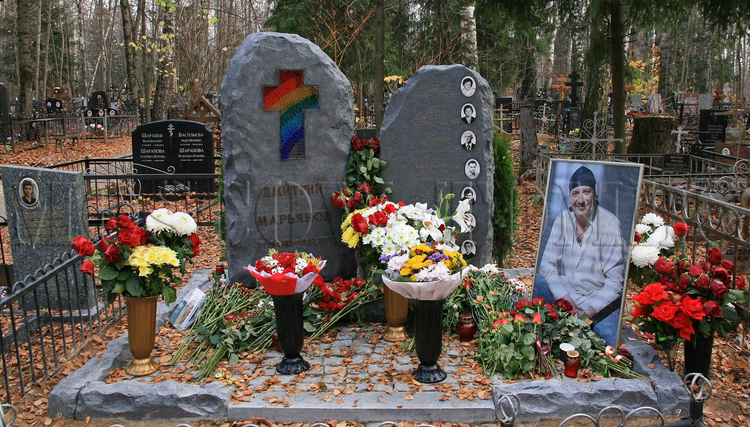 Кладбище похороненных актеров. Химкинское кладбище могилы знаменитостей. Химкинское кладбище аллея героев.