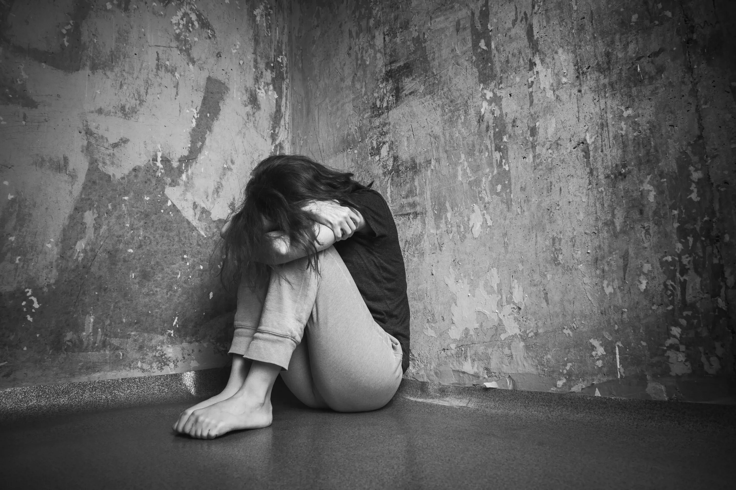 Музыка в углу где то плакала. Девушка плачет в углу. девушка в углу. девушка сидит в углу. девушка сидит и плачет.