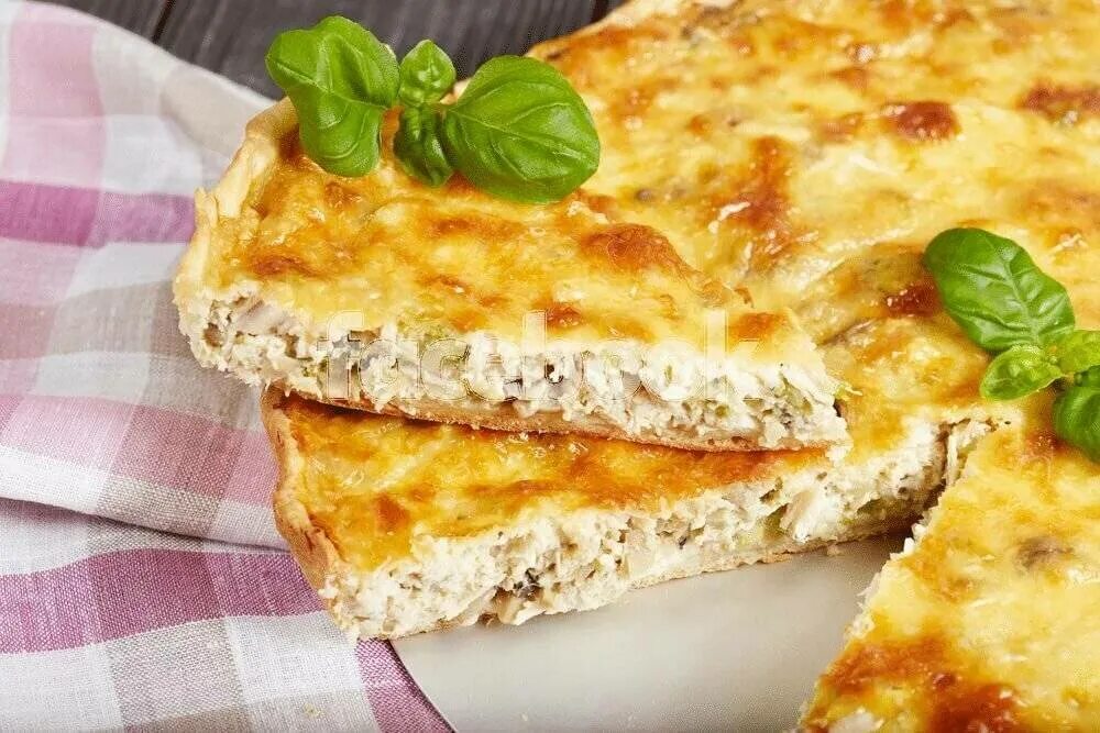 Рецепт куриного пирога. Пирог куриный КИШ. Куриный пирог с сыром. Пирог с курицей и картофелем. Заливной пирог с курицей и сыром.