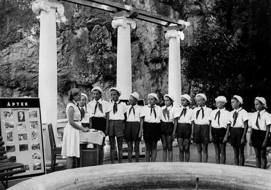 лагерь для презентации. развлечения для подростков. советские дети смеются. презентация лагеря орленок. лагерь артек ссср.