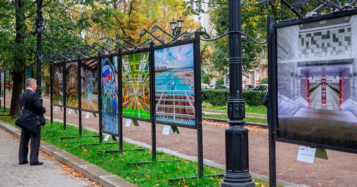 Выставка на бульварах москвы. Выставки на бульварах москвы. Выставка на бульварах москвы. Уличные стенды для фотовыставки. Уличная фотовыставка.
