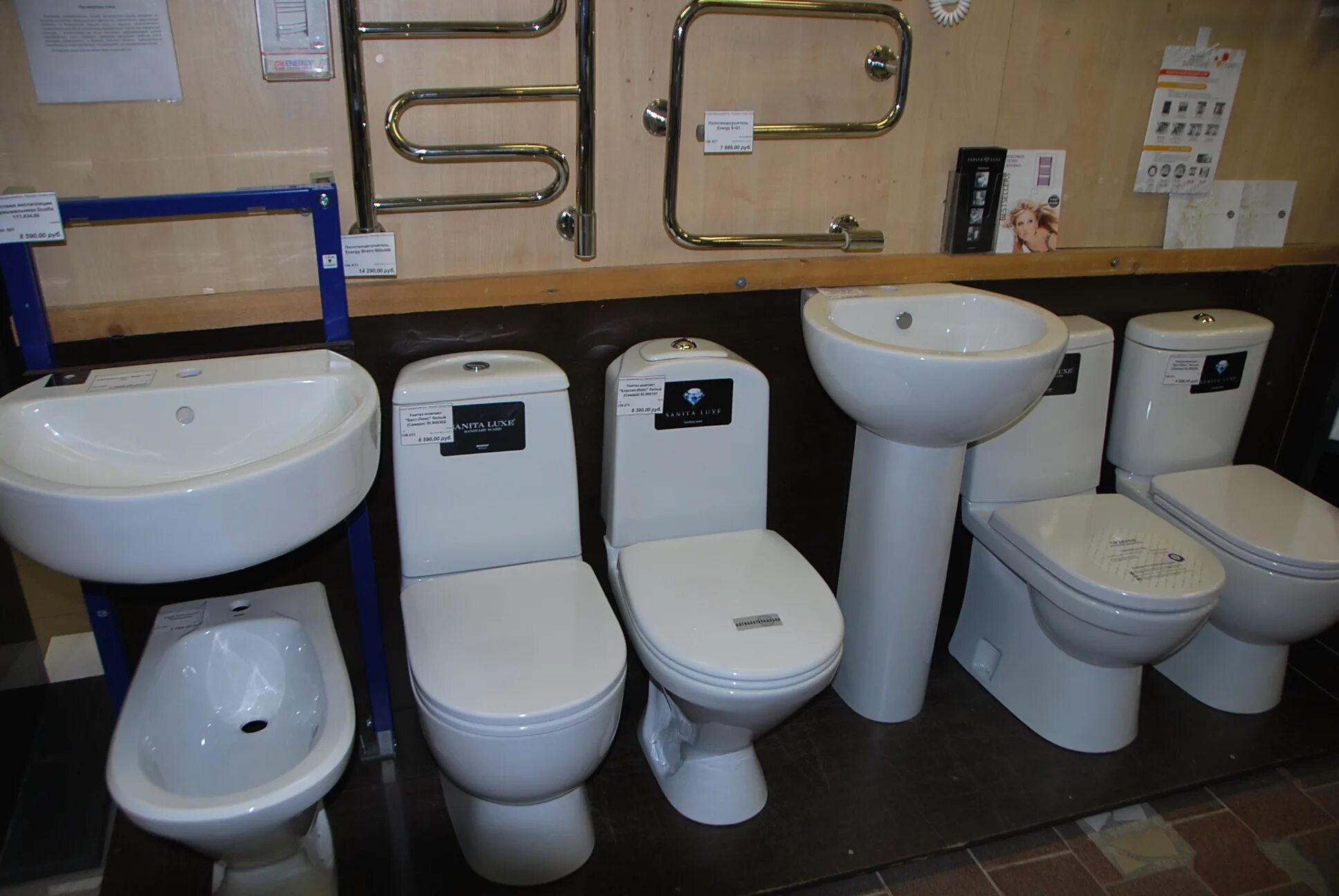 витрина магазина сантехники. санфаянс екатеринбург. сантехника магазин. сантехника уфа. магазины сантехники в орске.