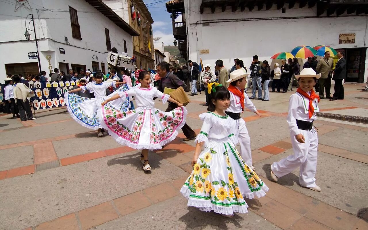 Национальность танца. Колумбия национальный танец. Колумбийский танец Кумбия. Танцы разных народов.