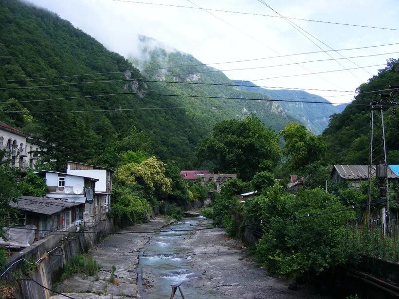 ущелье алкараш. горная дорога. абхазия пицунда монашеское ущелье. армянское ущелье новый афон. улица ущелье.