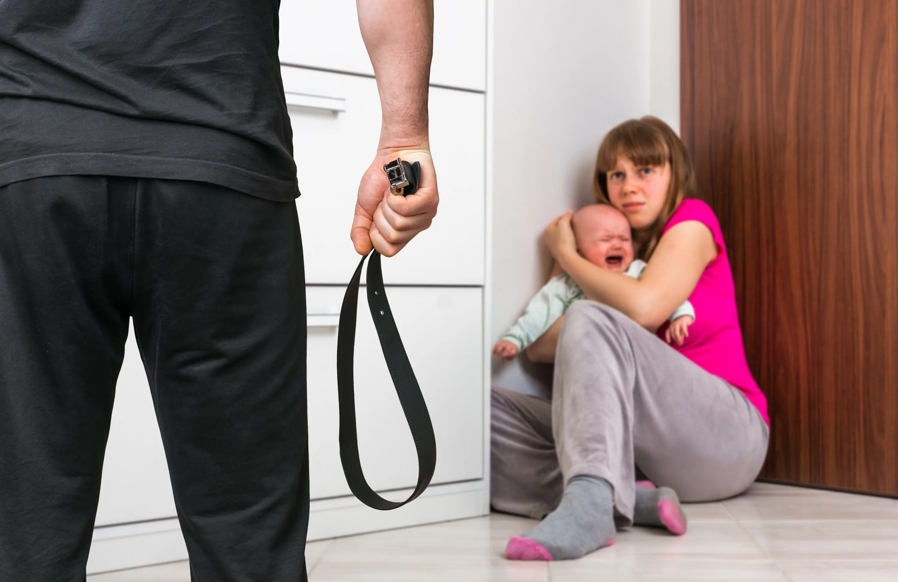 Ремень на человеке. Бьют женщину ремнем мужчины. Воспитание ремнем. Бьют женщину ремнем мужчины. Бьют женщину ремнем мужчины.