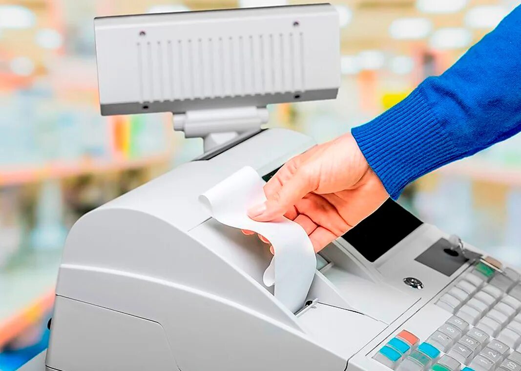 Кассовый аппарат с чеками. Кассу кассирам выдавать. Покупатель с чеком. Кассирша с чеком. Продавец выдает чек.