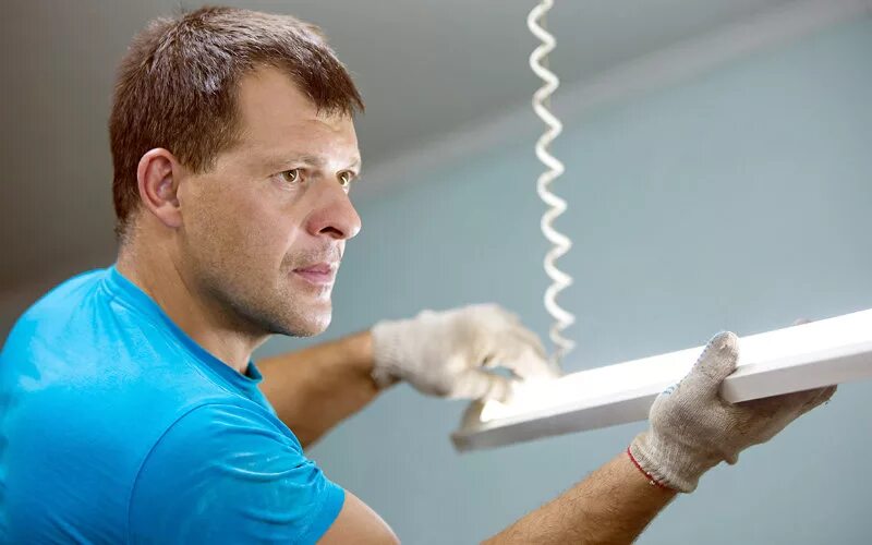 Крепление точечных светильников. Электрик люстра. Electrician for lighting and lighting networks. Installing lamp. Installing lamp.