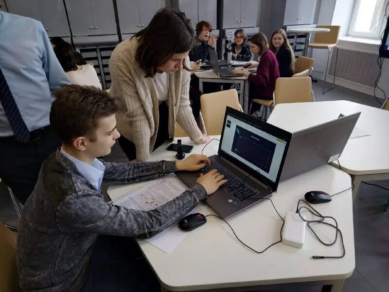 электромонтажник улыбается. студенты в лаборатории. предпрофессиональное образование в москве. карьера медсестры. современный врач.