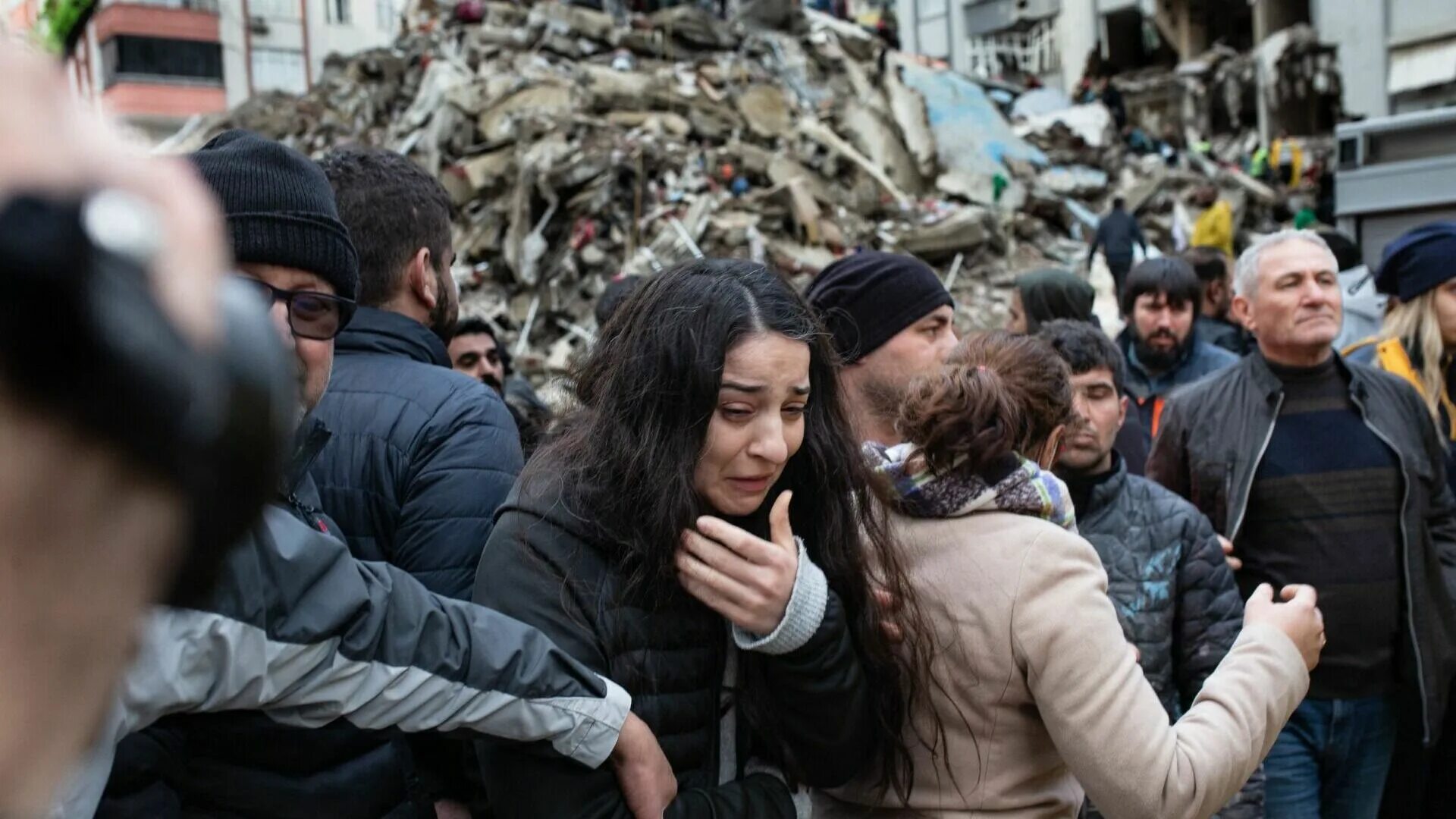 Что творится с людьми. Землетрясение в Турции февраль 2023. Жертвы землетрясения в Турции 2023. Землетрясение в Турции в Турции 2023. Землетрясение в Турции 6 февраля 2023 года.