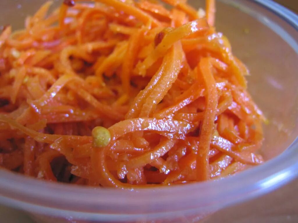 Классический рецепт корейской морковки. Корейские салаты. корейская морковь на зиму. салат с корейской морковью. корейский морковный салат.