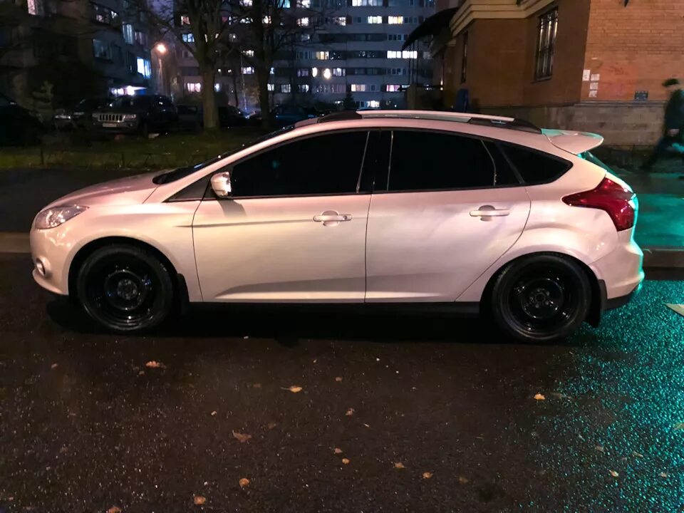 Ford focus 3 черные диски. Черный форд фокус 3 седан 2015 на штампах. Фокус 3 на штампах. Форд фокус 3 на белых штампах. Форд фокус 3 хэтчбек на штампах.