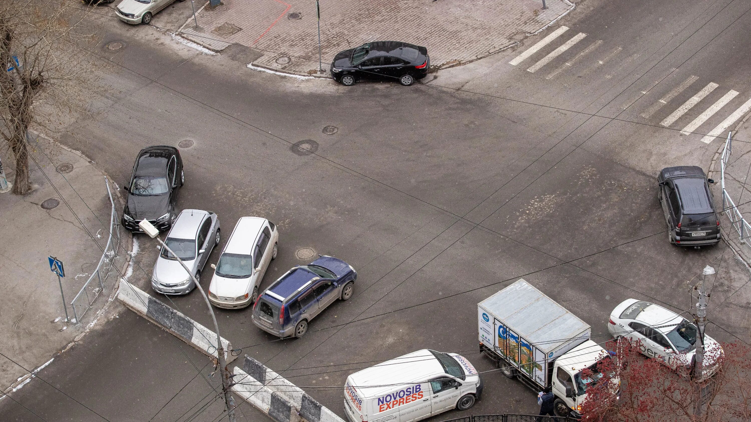 Улица Ленина Новосибирск. Авария на Титова Новосибирск сегодня. Около возле. Язык автомобилистов на дороге. Почему перекрыли краснодар