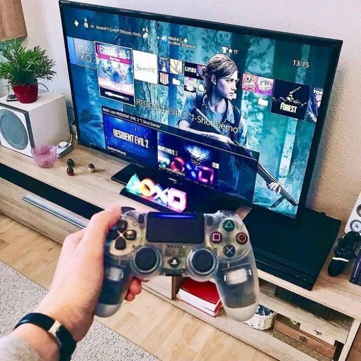 Игровая консоль playstation 5 игры. Приставка для игр сони плейстейшен 4 на телевизоре. приставки игровые для телевизора xbox и плейстейшен. плейстейшен 4 для телевизора плейстейшен игровая. игровая комната геймерская приставка.