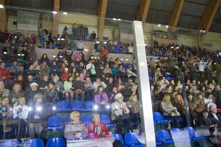 Ледовая арена крылья советов москва. Как одеваются зрители на ледовом. Ледовая арена зрители. Ледяное шоу цска. Мегаспорт ледовое шоу навка.