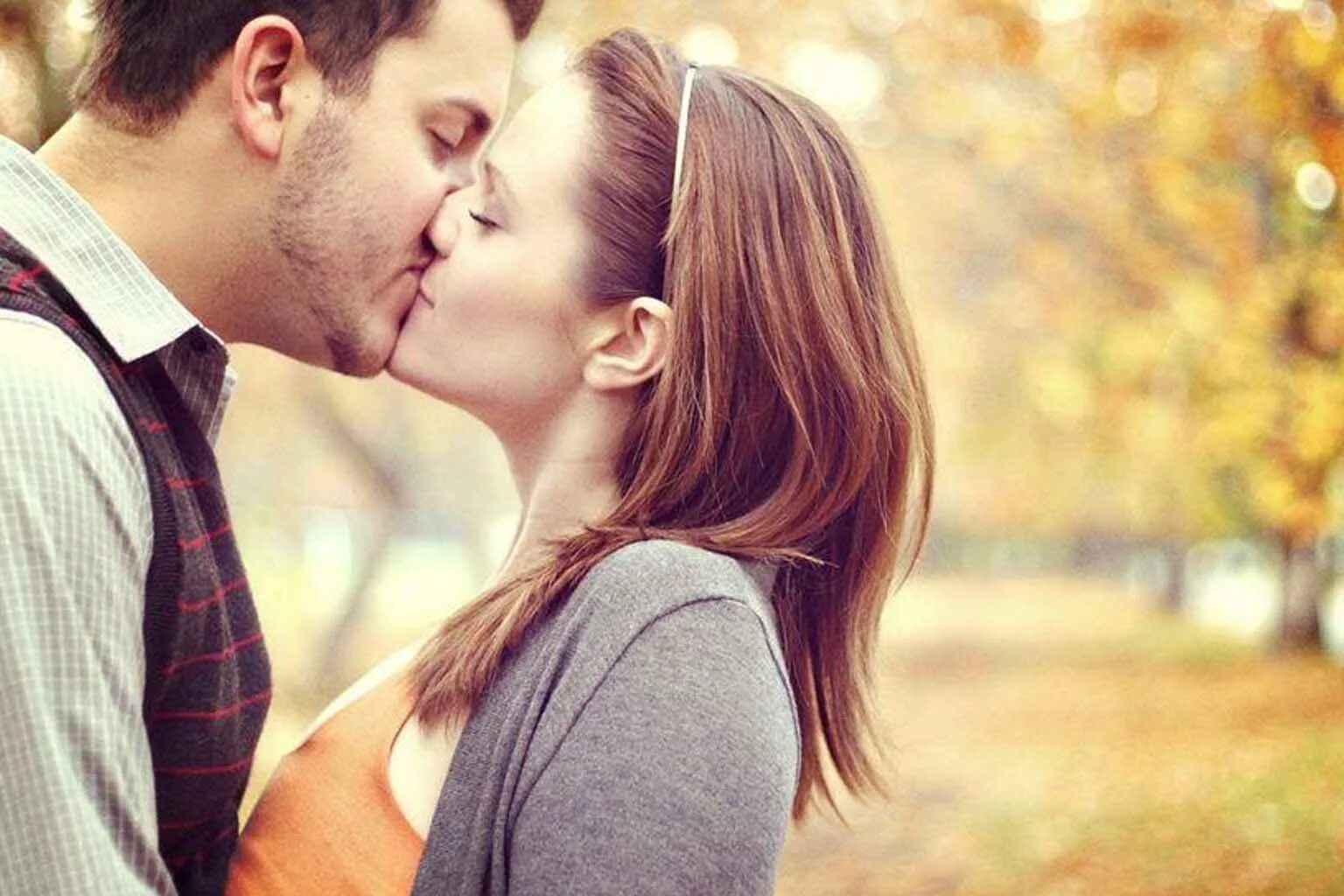 Мужчина красиво целует. Красивый поцелуй. Дружеский поцелуй. Настоящий поцелуй. Поцелуй картинки.