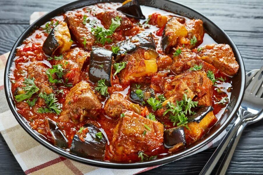 Тушеная говядина с баклажанами. Грузинская кухня аджаб сандал. Баклажаны с мясом. Свинина с баклажанами в духовке. Мясо с овощами.