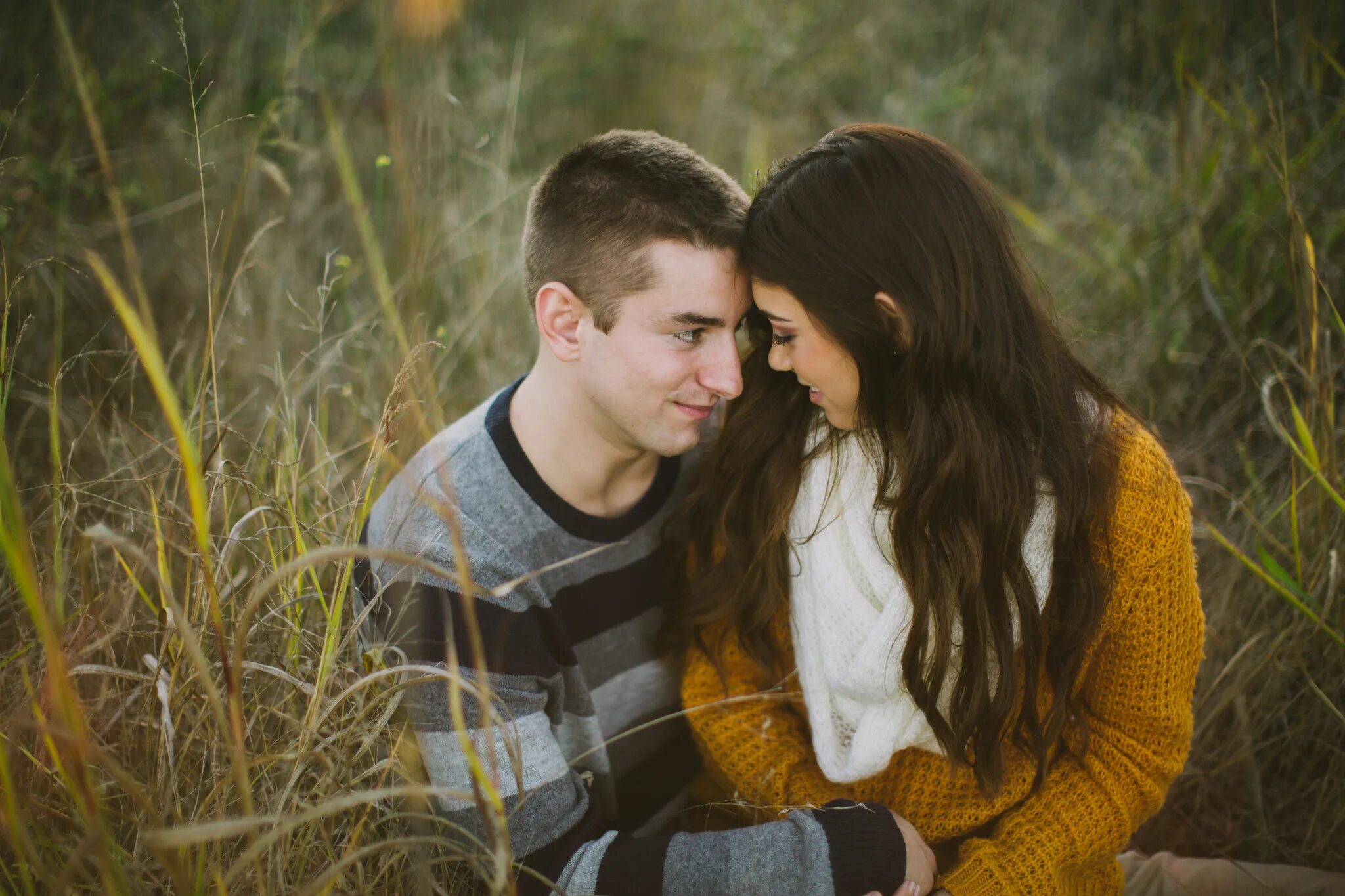 Пара подростков чб. Фотосессия с парнем. Парень с девчонкой. Фотосессия с парнем. Парень и девушка.