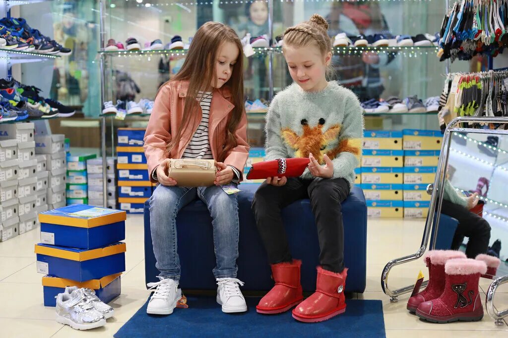 Интернет магазин детской россия. Детская одежда и обувь реклама. Детская обувь реклама. Ребенок в обувном магазине. Магазин детской одежды и игрушек.