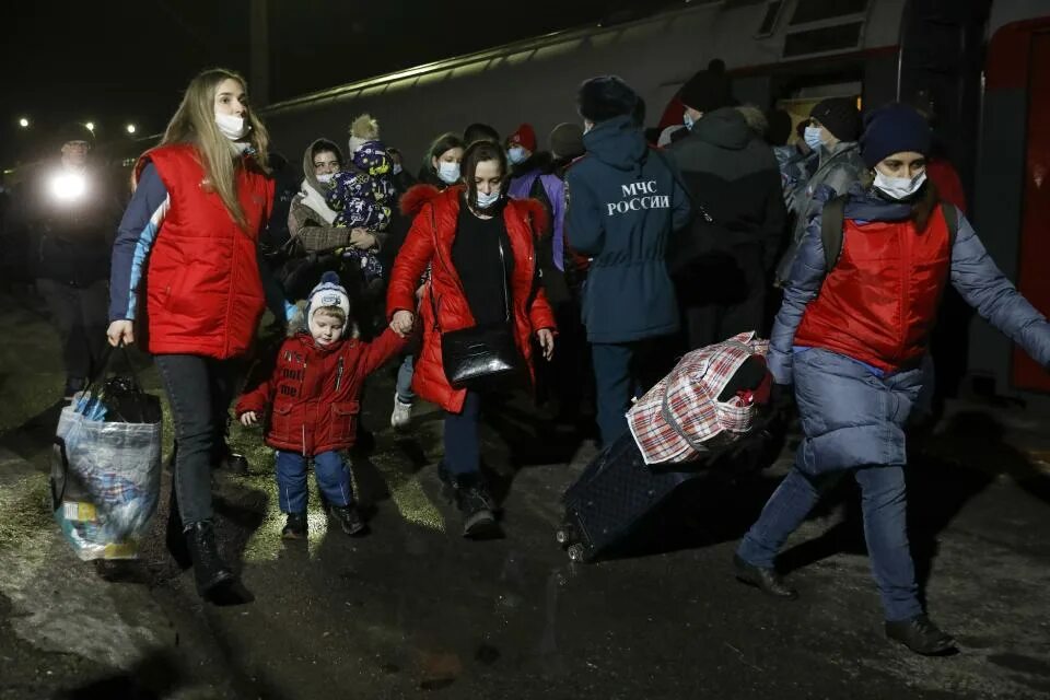 Москва приняла беженцев. Эвакуированные из донбасса. Москва приняла беженцев. Москва приняла беженцев. Беженцы из днр.