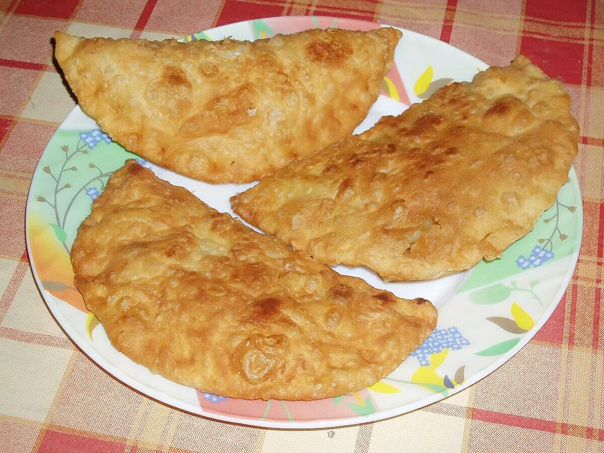 Чебурек бери. Чебуреки. чебуреки домашние. чебуреки с мясом. чебуреки с картошкой и луком.