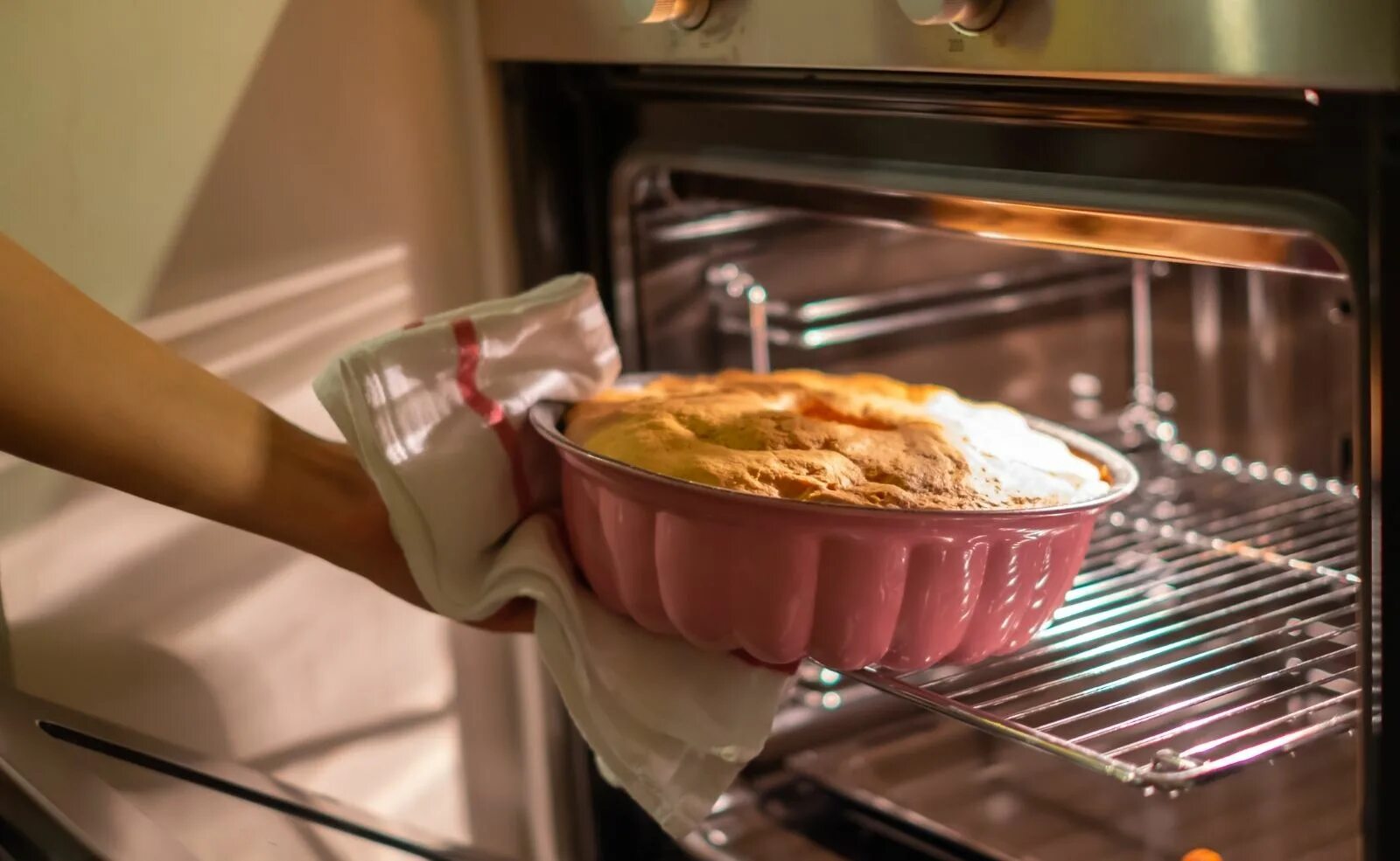 Baking Oven. Выпекание в духовке красители. Oven Baked. Духовка которая печет пироги и торта.