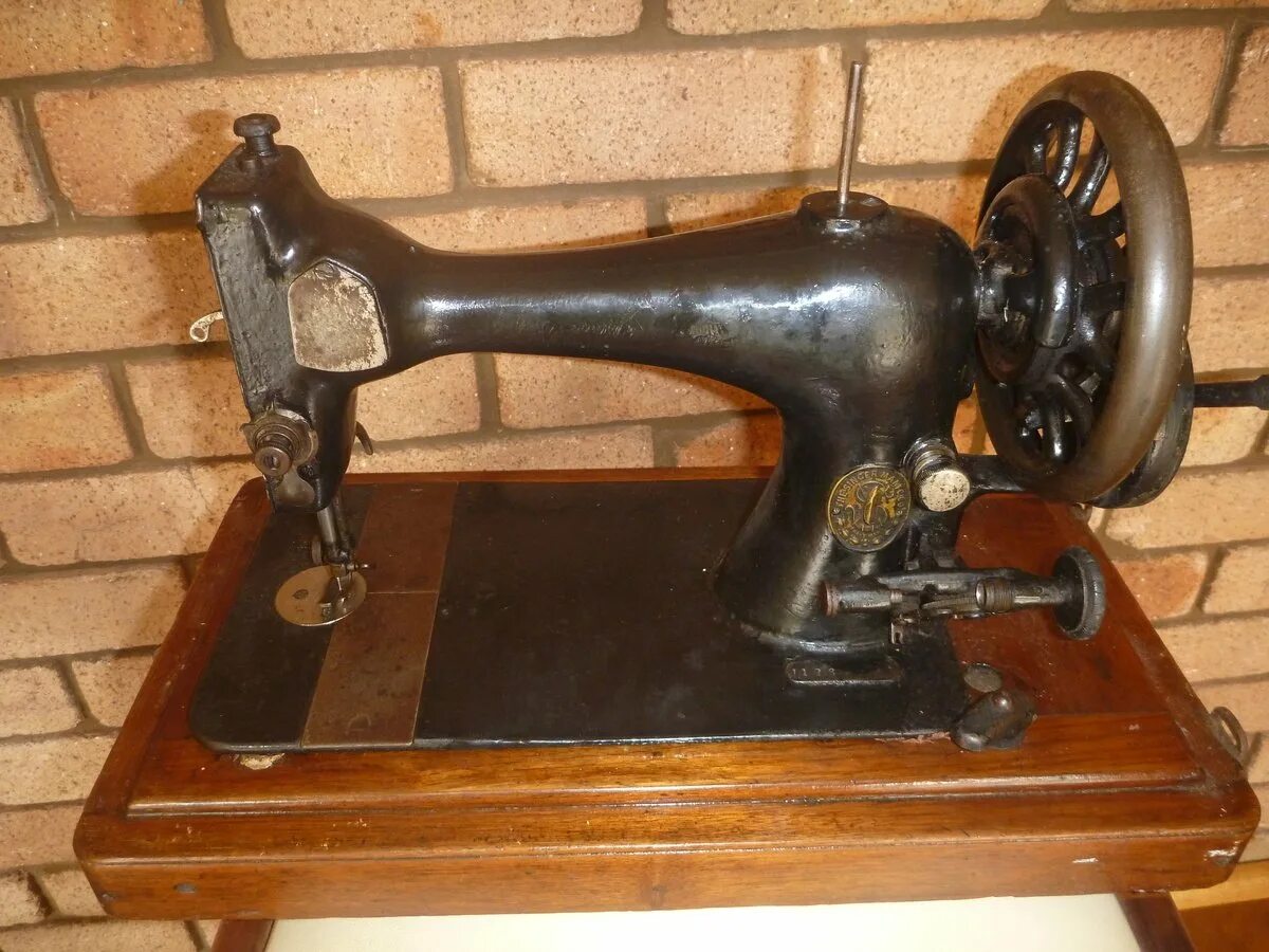 Сколько стоят старинные машинки. Старинная швейная машинка Зингер. Швейная машинка (Zinger super 2001). Машинка швейная Зингер 1120. Швейная машинка Зингера 1841.