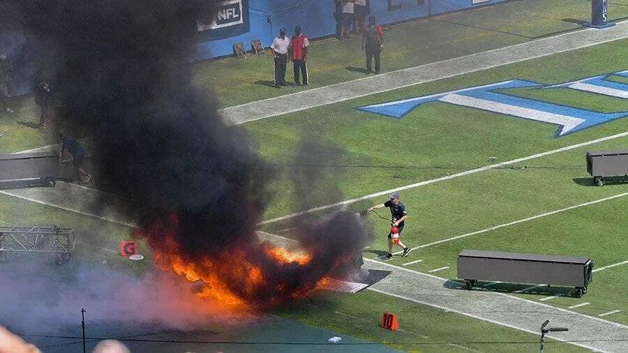 Взрыв на стадионе. Пожар на футбольном поле. Пожар на футбольном стадионе. Футбольное поле в огне. Стадион футбольный который сгорел.