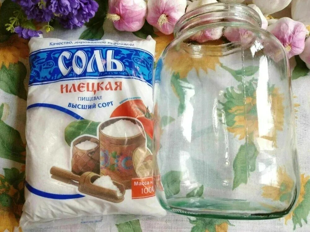 Хранение чеснока в банке. Соль с чесноком. Хранение чеснока в стеклянных банках на зиму. Хранение чеснока в банке. Чеснок в стеклянной банке.