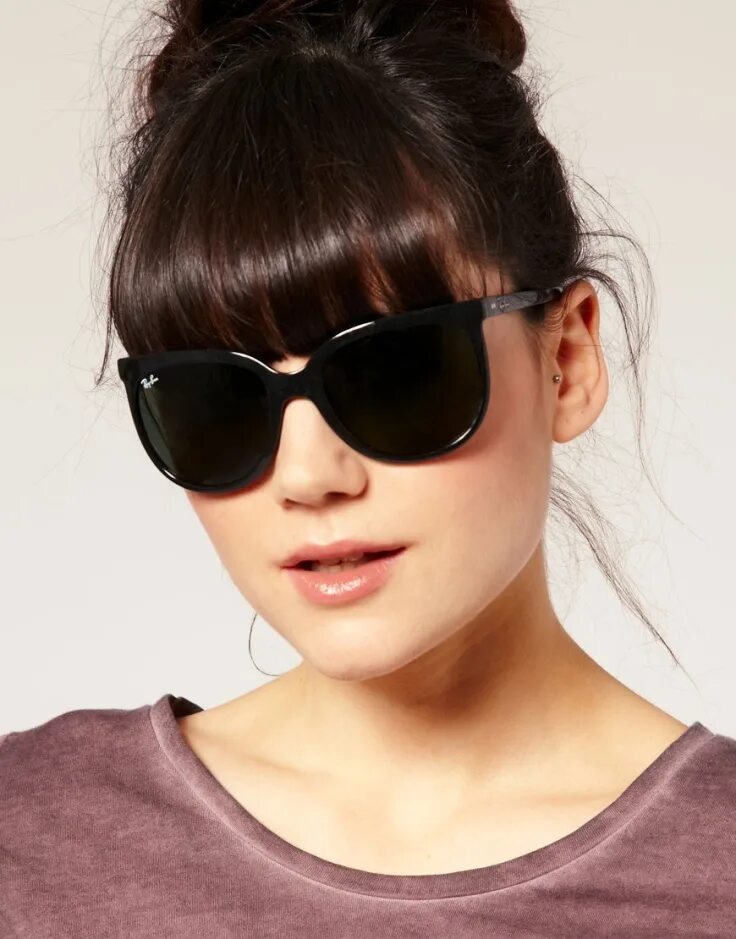 Очки ray ban Cats. Женщина в темных очках. Девушка в солнцезащитных очках. Брюнетка в солнечных очках.