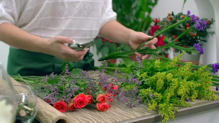 В какую воду ставить букет. Срезанные цветы. Сохранение срезанных цветов.. Сетка для выращивания цветов на срезку. Уход за срезанными цветами флористика.