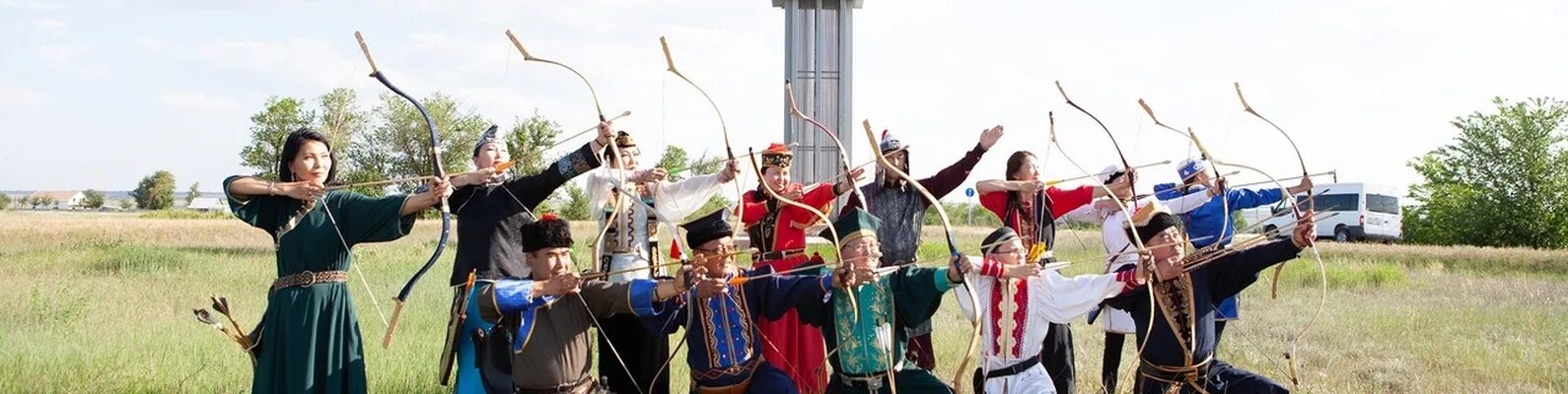 Русборг лучники. Валлийские лучники. Валлийские лучники. Фестиваль исторических игр стрельба из лука. Турнир лучников в средневековье.