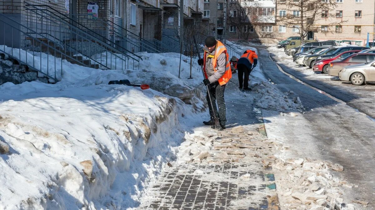 Тротуар в городе. Наледь на тротуаре. УК Кировская. Тротуары Озерки Киров. Сайты новостей кирова