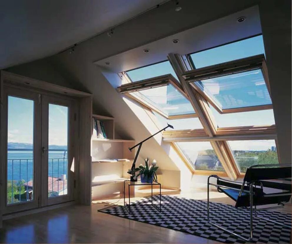 Окна под мансарду. Мансардное окно velux. мансардный эркер velux. мансардные окна рото. факро мансардные окна балкон.
