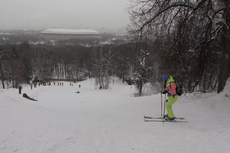 Горнолыжный склон воробьевы. Горнолыжный спуск воробьевы горы. горнолыжный склон воробьевы горы москва. горнолыжный скол воробьевы горы. лыжный склон воробьевы горы.
