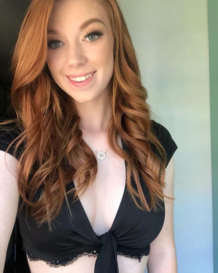 Zendaya на дисней. Do i look pretty with spit all over my my face. Idfc blackbear текст. Sit still песня. Zendaya на дисней.