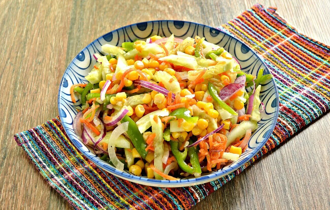 Салат с ветчиной и болгарским перцем и кукурузой. Салат фасоль, кукуруза перец. Пекинская капуста с кукурузой и огурцами. Болгарский перец огурцы кукуруза. Салат огурец яйцо кукуруза.